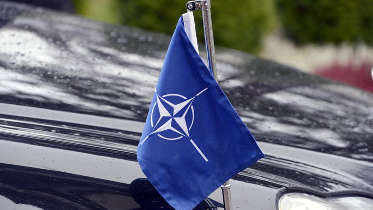 Naton lippu Anders Fogh Rasmussenin auton keulalla.