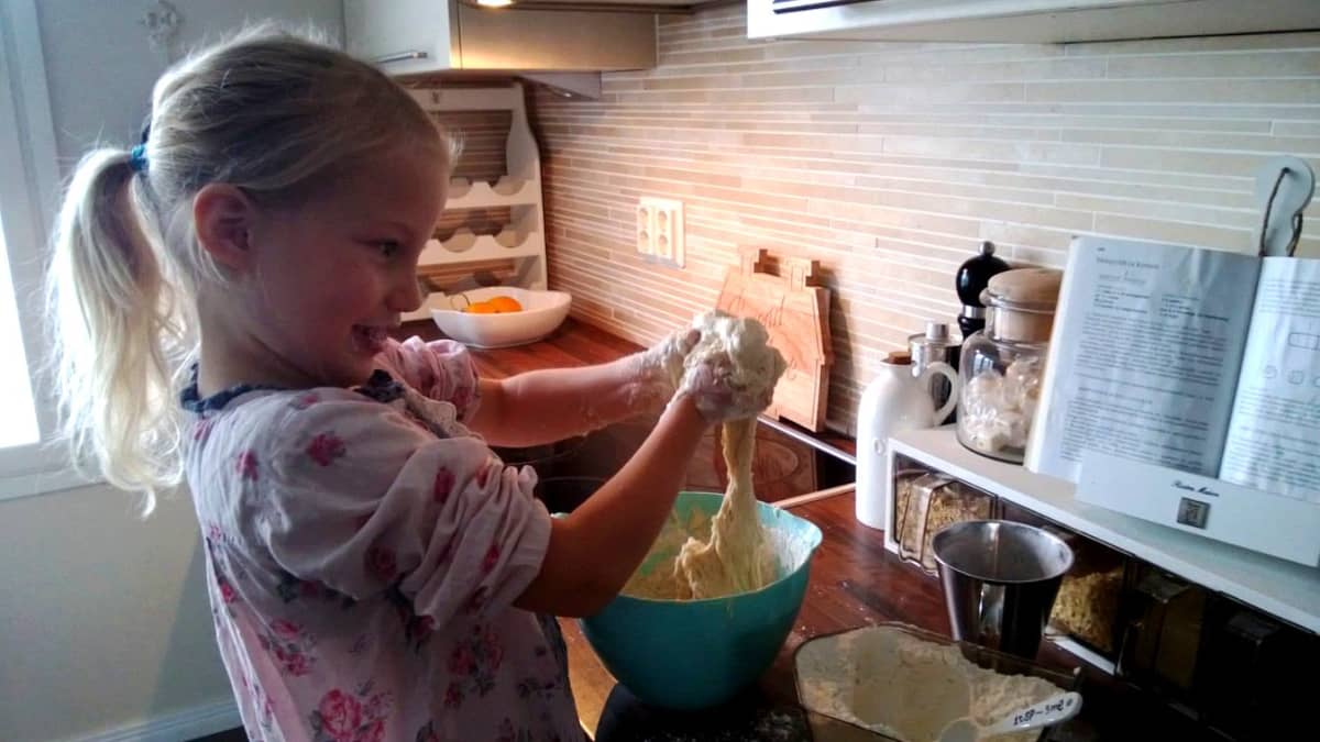 5-vuotais Ellen Koljonen leipoo sämpylöitä.
