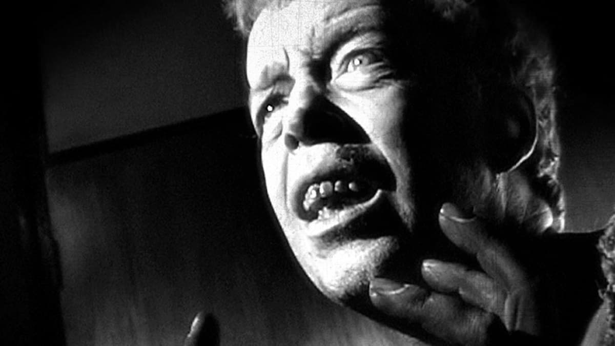 Stilkuva elokuvasta "The Call of Cthulhu". Kuvassa näyttelijä Clarence Henry Hunt Castron roolihahmossa.