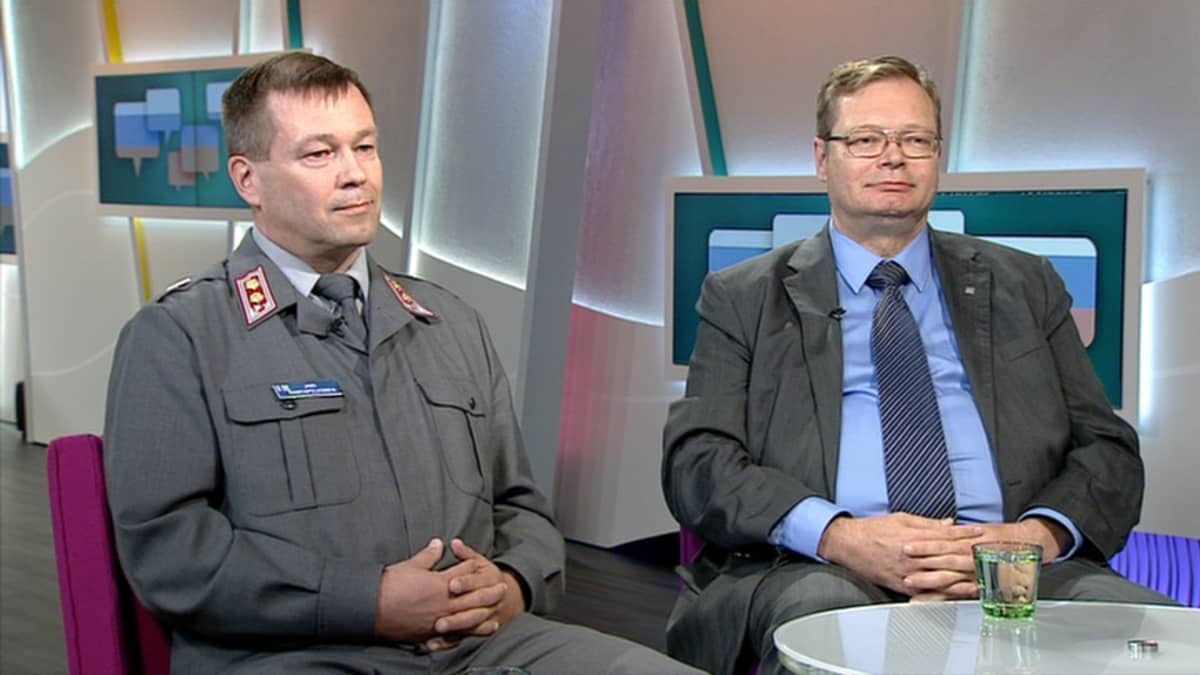 Maanpuolustuskorkeakoulun sotilasprofessori Jari Rantapelkonen (vasemmalla) ja ulkoministeriön viestintäjohtaja Jouni Mölsä Ylen aamu-tv:ssä 15. syyskuuta.