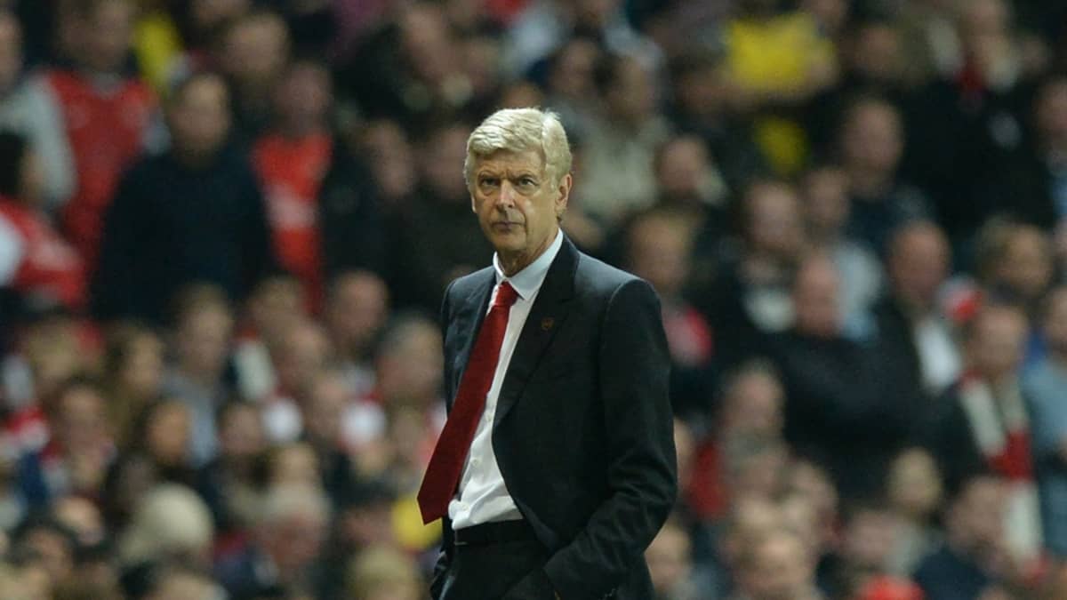 Arsenalin manageri Arsène Wenger kädet taskussa.