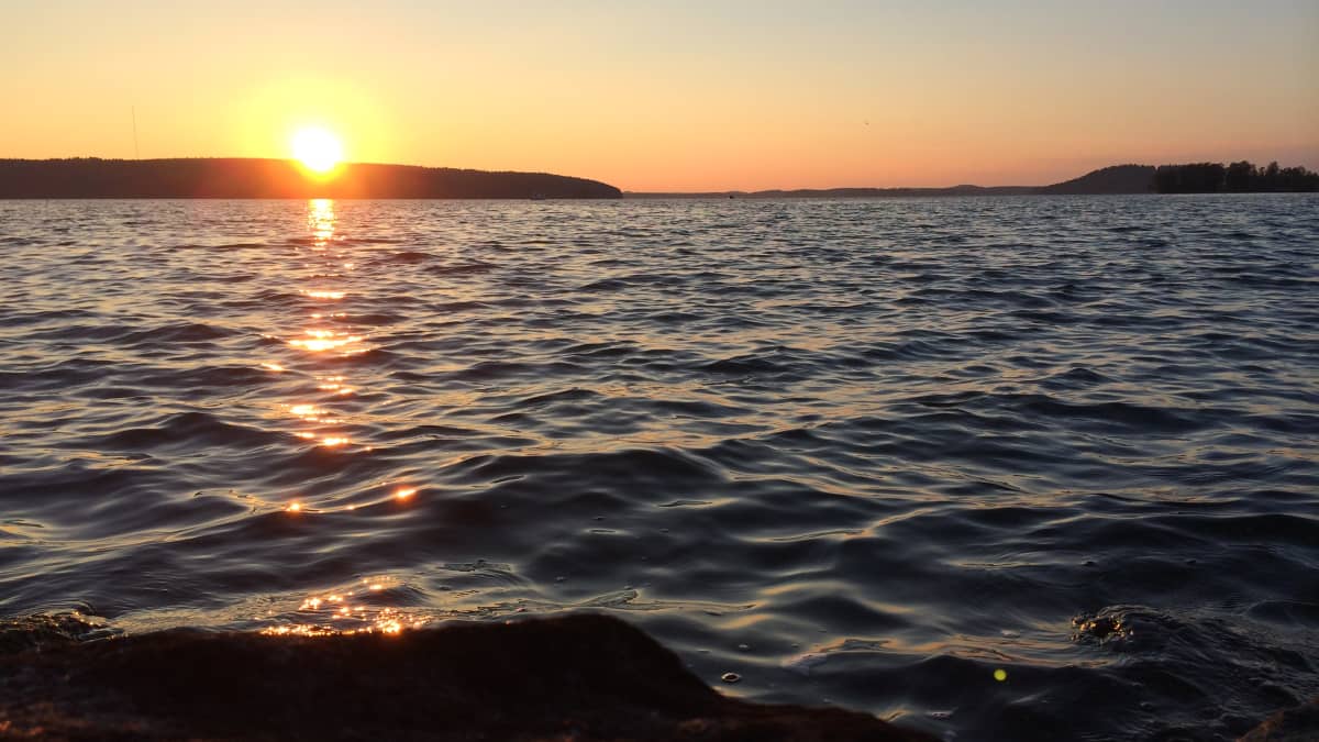 Aurinko laskee Vesijärvellä Lahdessa.