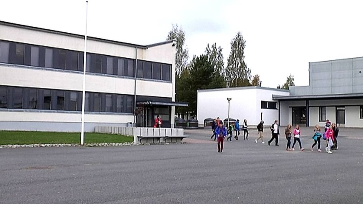 Yläasteen oppilaat marssivat ulos Pirkkalassa | Yle Uutiset