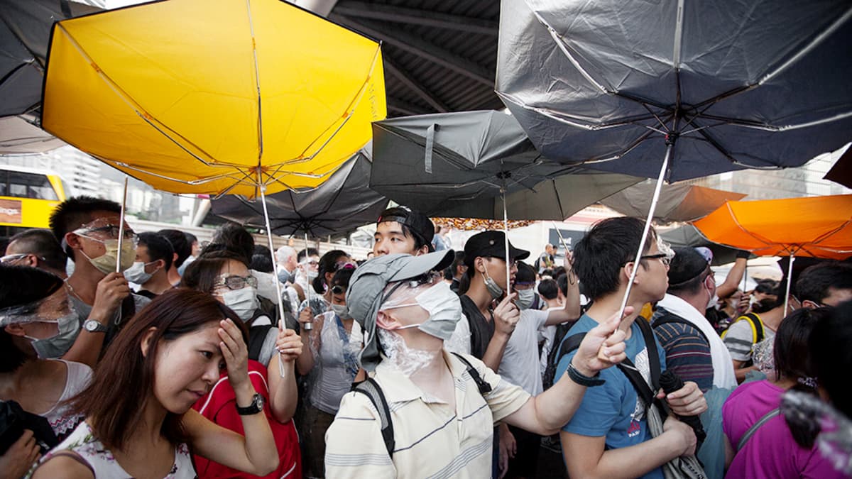 Mielenosoittajia Hongkongin keskustassa.