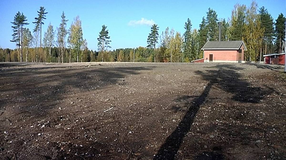 Tyhjä Kuukanniemen koulun tontti.