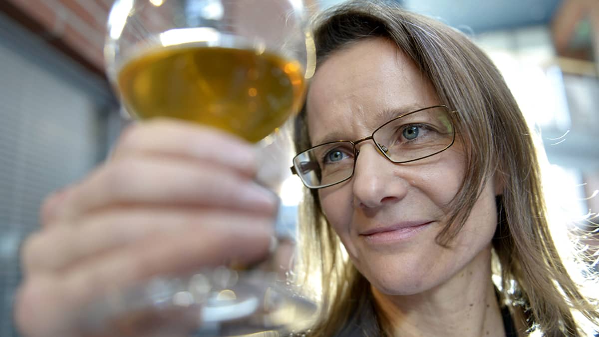 VTT:n tutkija Annika Wilhemson olutlasi kädessään.
