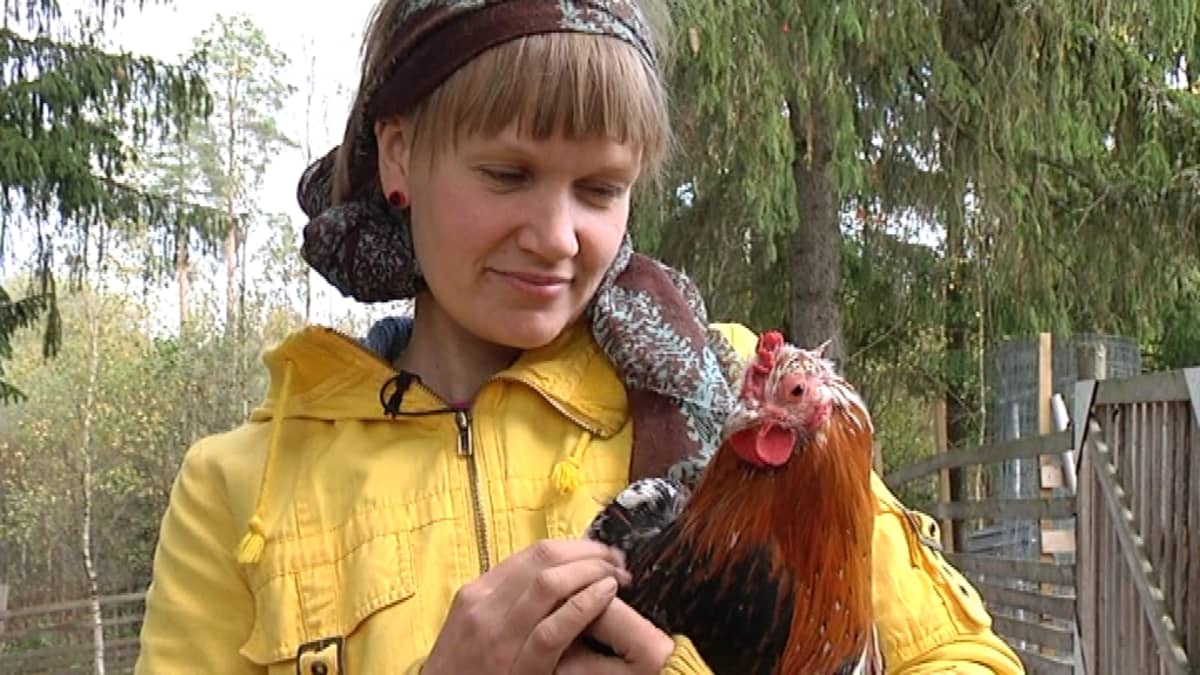 Piia Anttonen ja Agda-kana Tuulispää