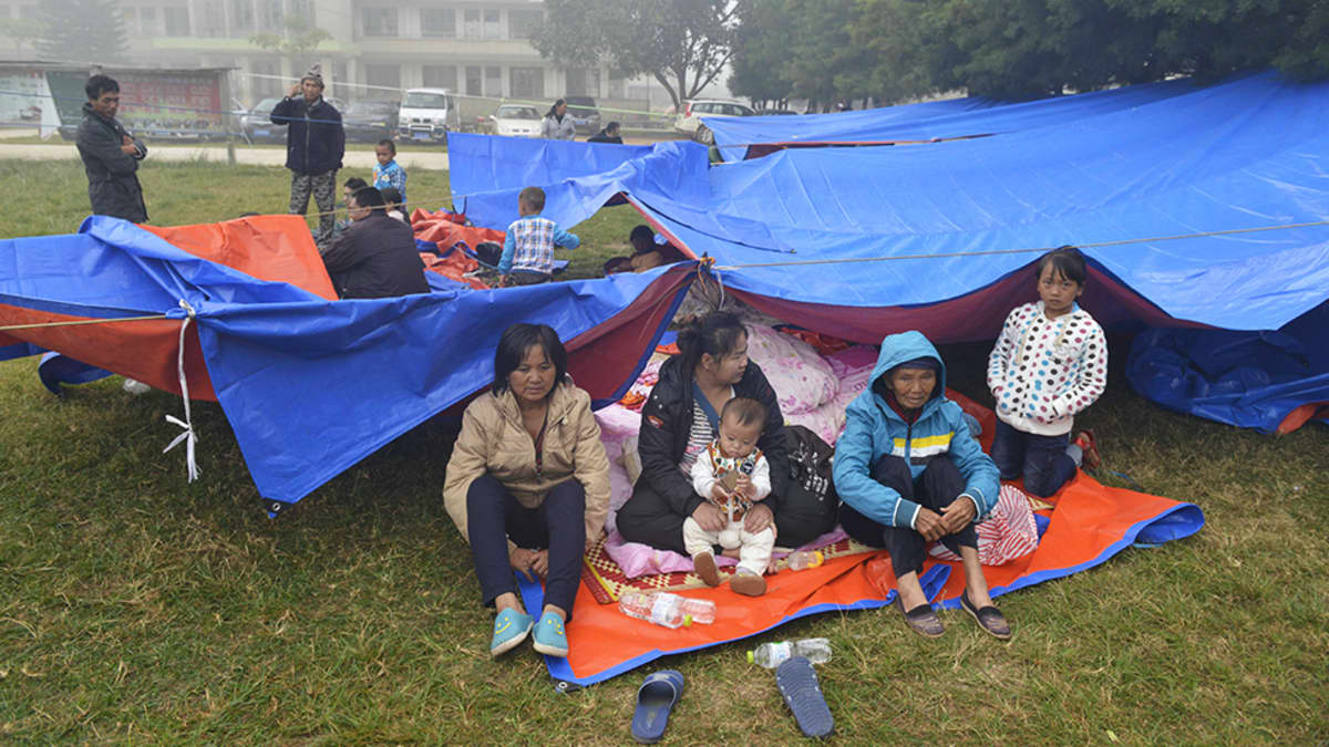 Maanjäristyksessä kodittomiksi jääneitä ihmisiä Yongpingissa, Yunnannin maakunnassa, 6. lokakuuta.