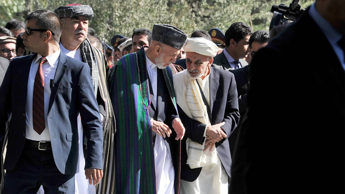 Afganistanin presidentti Ashraf Ghani (keskellä oikealla) keskustelee kuvassa edeltäjänsä Hamid Karzain kanssa Kabulissa 4. lokakuuta.