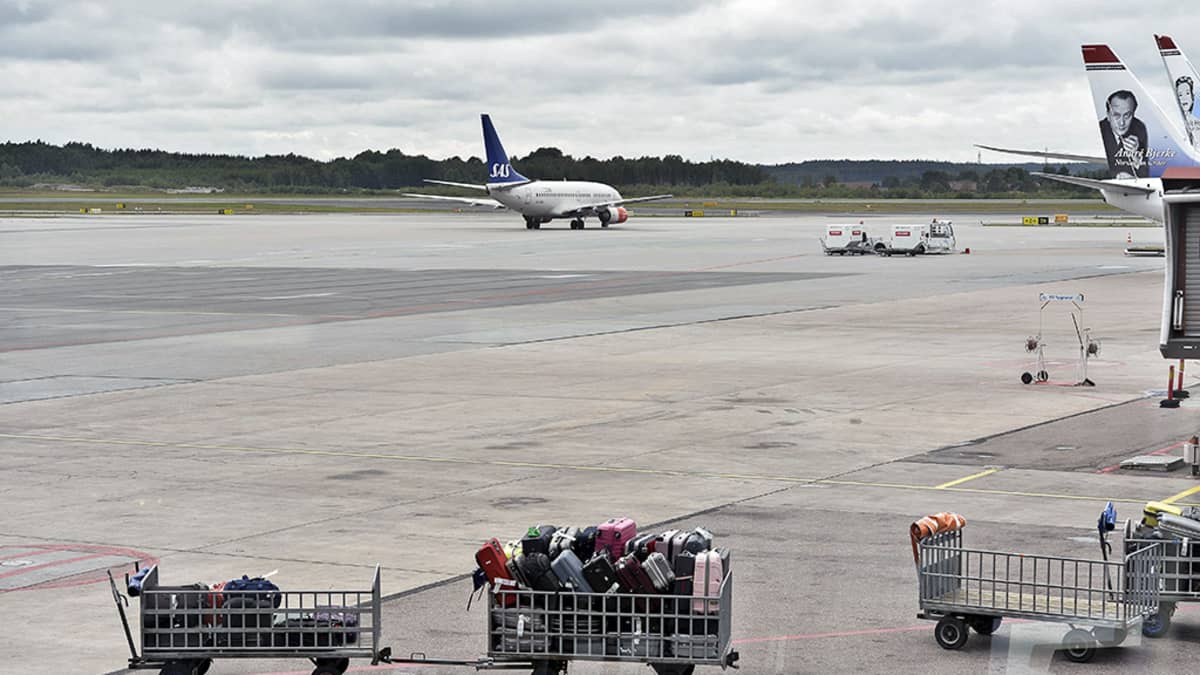 Lentokone ja matkatavaroita Arlandan lentokentällä.