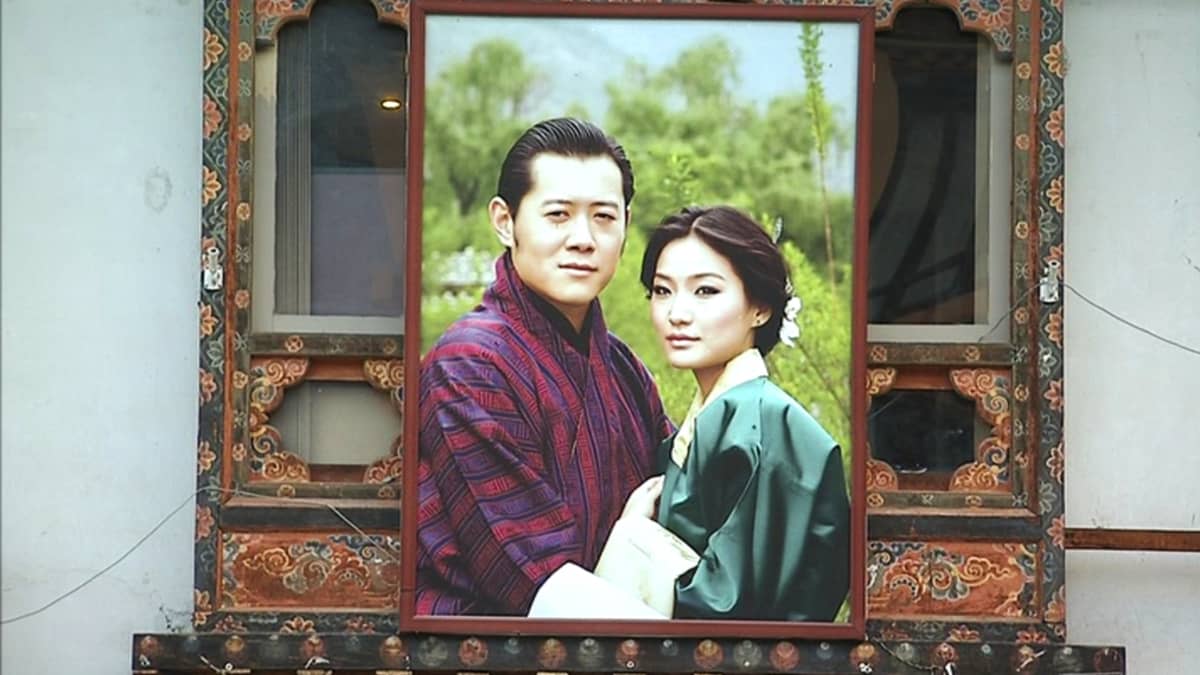 Kuva Bhutanien kuninkaasta ja mahdollisesti hänen vaimostaan.