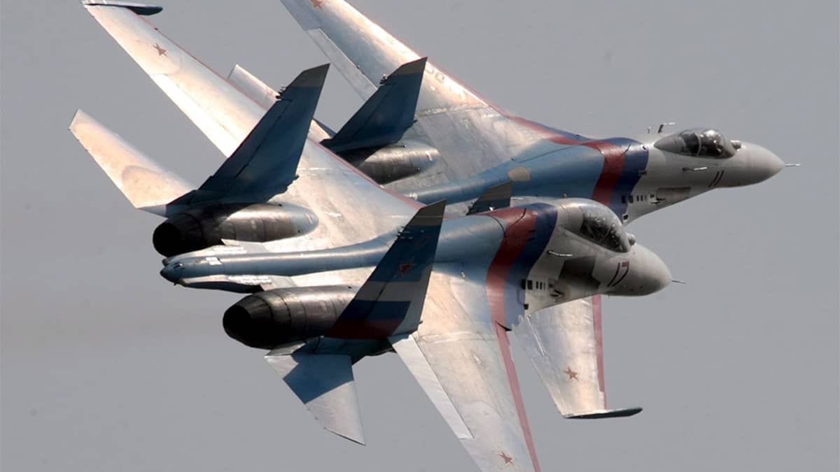 Su-27 hävittäjälentokoneita.