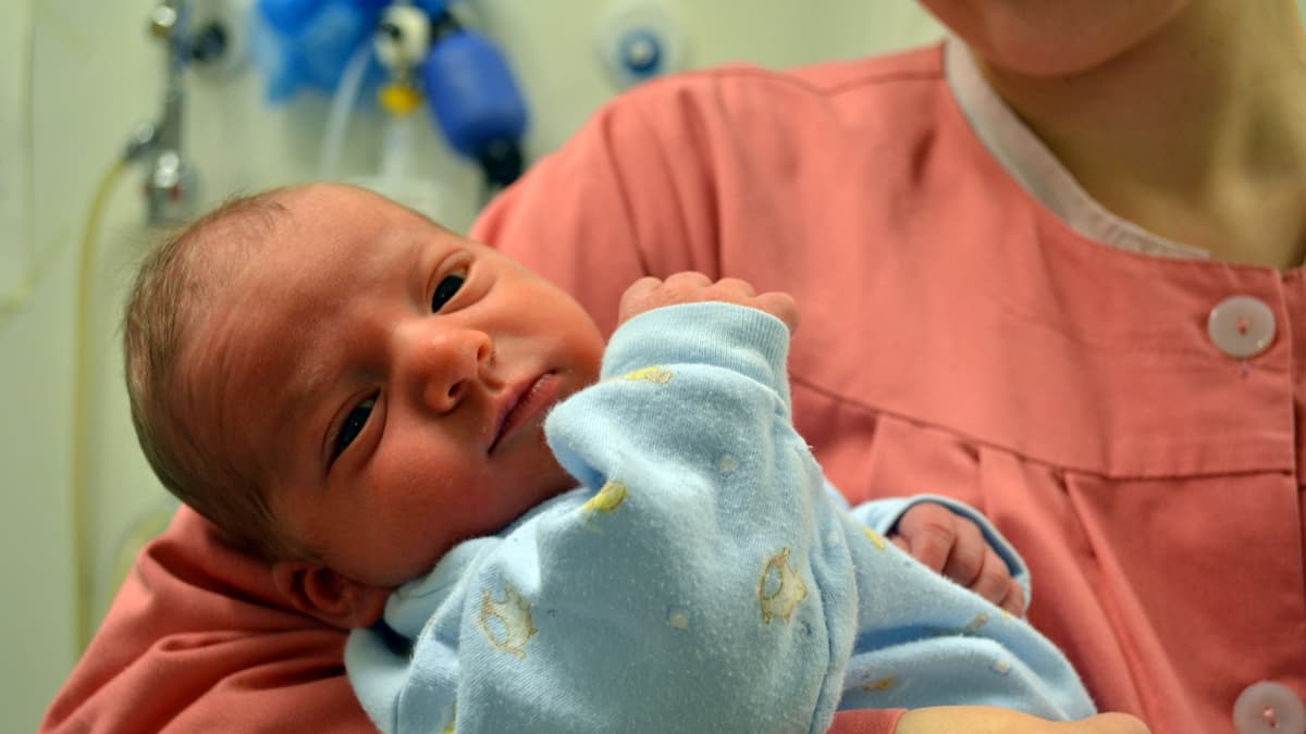 Kolmen päivän ikäinen poikavauva Leinonen äitinsä Tuulia Leinosen sylissä.