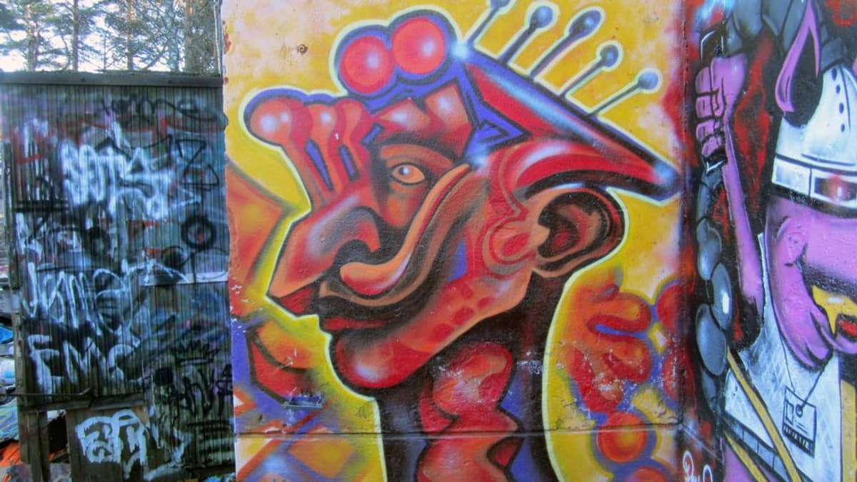 Graffiti tehdaskiinteistön ulkoseinässä