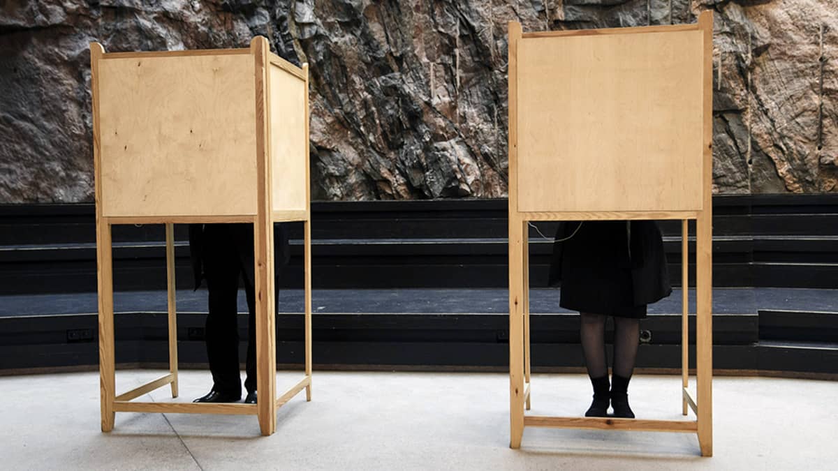 Seurakuntavaalien äänestyspaikka Temppeliaukion kirkossa Helsingissä. 