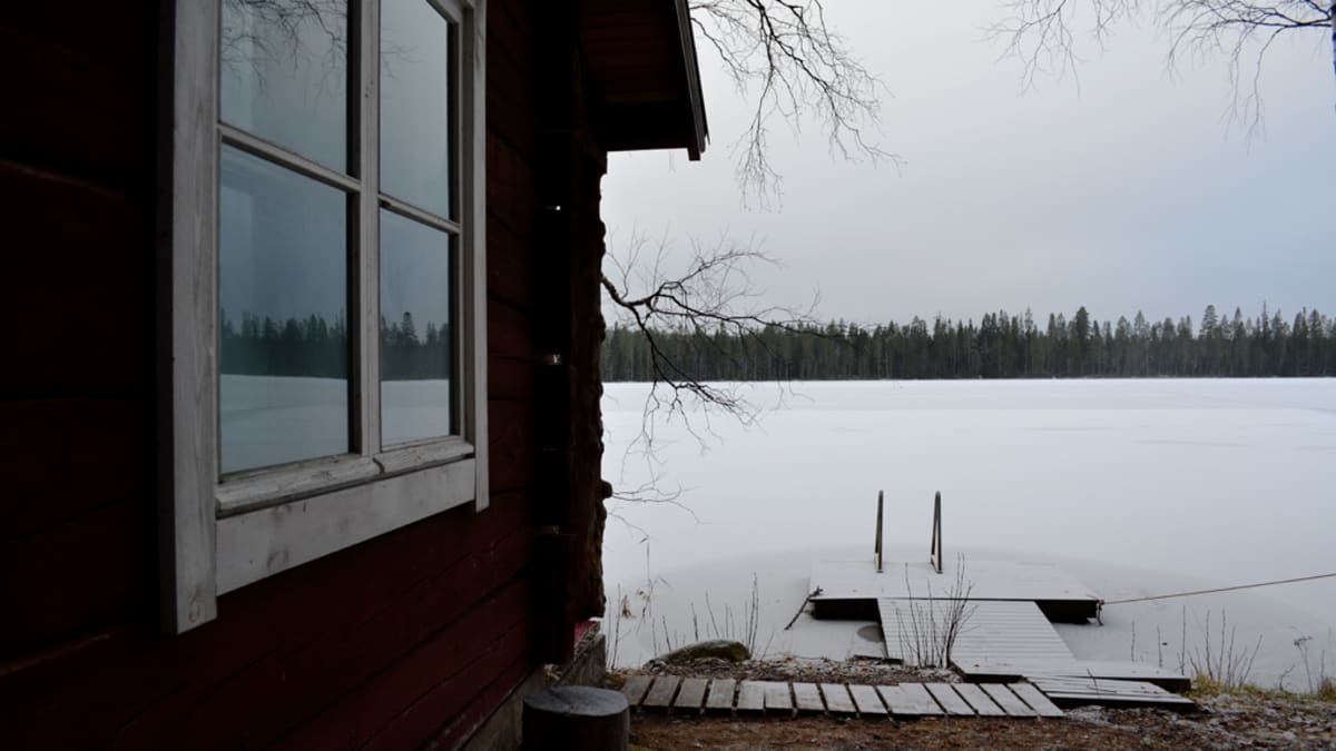Sauna järven rannalla.