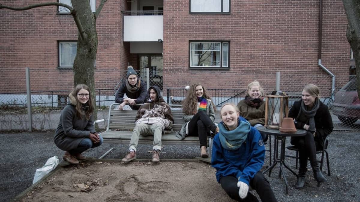 Uusi Inari pop-up aviissa doaimmaheaddjit: Vilma Ruokoski, Anna-Sofia Nieminen, Elias Lahtinen, Antti Sepponen, Eevi Kinnunen, Mari Uusivirta ja Tuija Sorjanen.