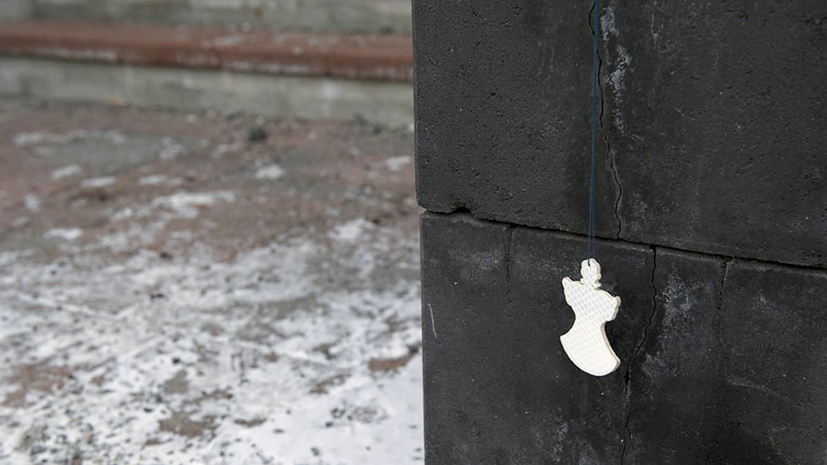 Enkeliheijastin kahden surmatun lapsen kotitalon edustalla Kuopiossa.