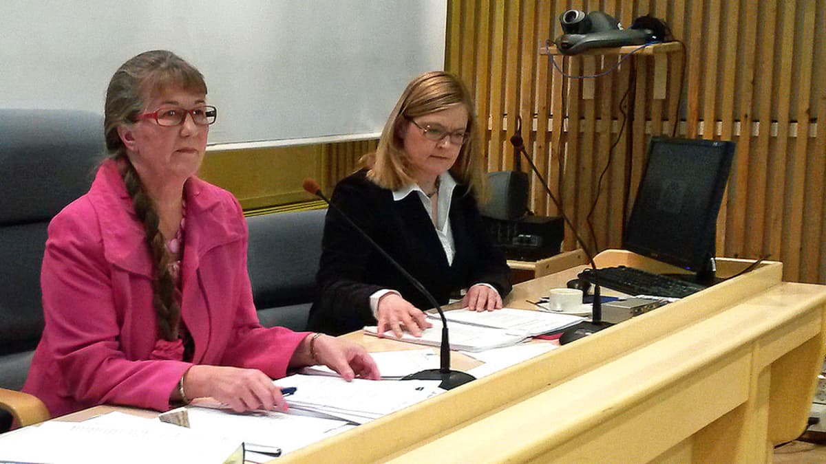 Kittilän kunnanvaltuuston puheenjohtaja Inkeri Yritys (vas.) ja erotettu kunnanjohtaja Anna Mäkelä
