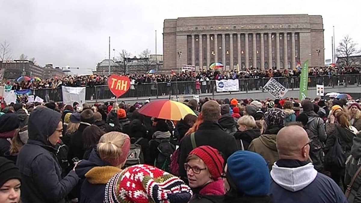 Sukupuolineutraalin avioliittolain kannattajat kerääntyvät ennen eduskunnan äänestystä 28. marraskuuta Kansalaistorille.