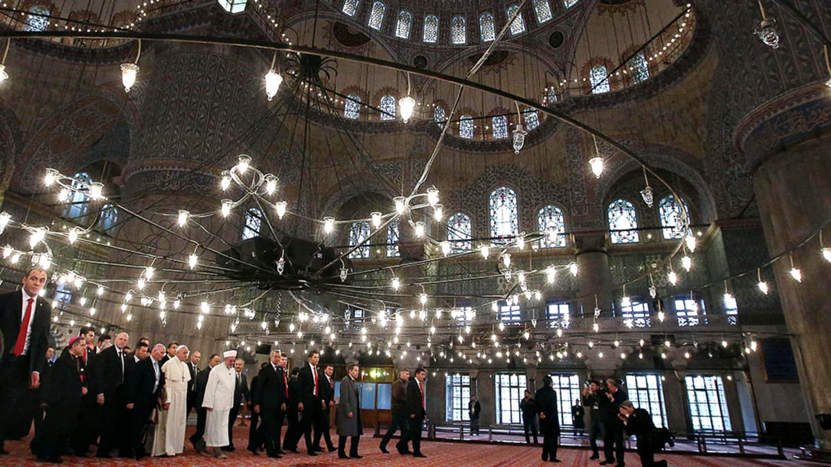 Paavi Franciscus Sulttaani Ahmedin moskeijassa.