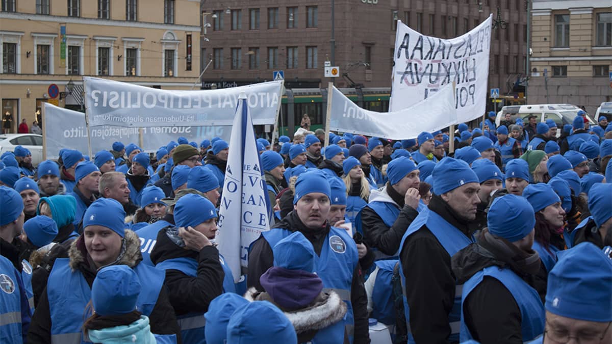 Poliiseja osoittamassa mieltä Senaatintorilla.