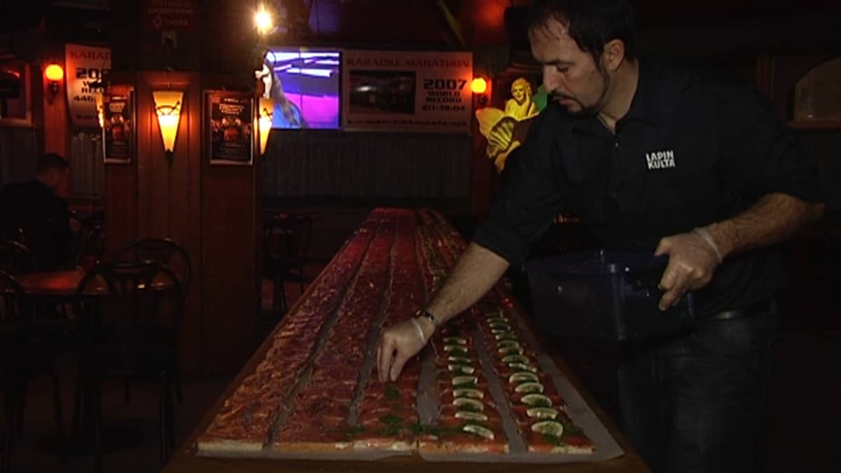 Omistaja Bekim Canhasi viimeisteli tiistaina 55 metriä pitkää lohileipää ravintola Pyöreässä Torpassa. Leivällä juhlistetaan ravintolan 55-vuotista taivalta