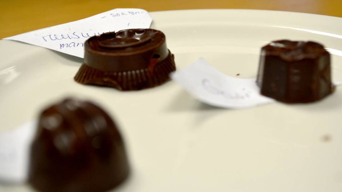 Raakasuklaakonvehteja lautasella