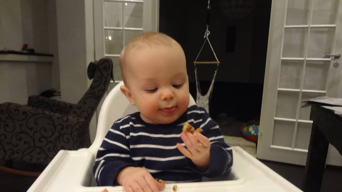 Jo puolivuotias vauva osaa syödä itse – trendikäs napero pureskelee  parsakaalinsa | Yle Uutiset