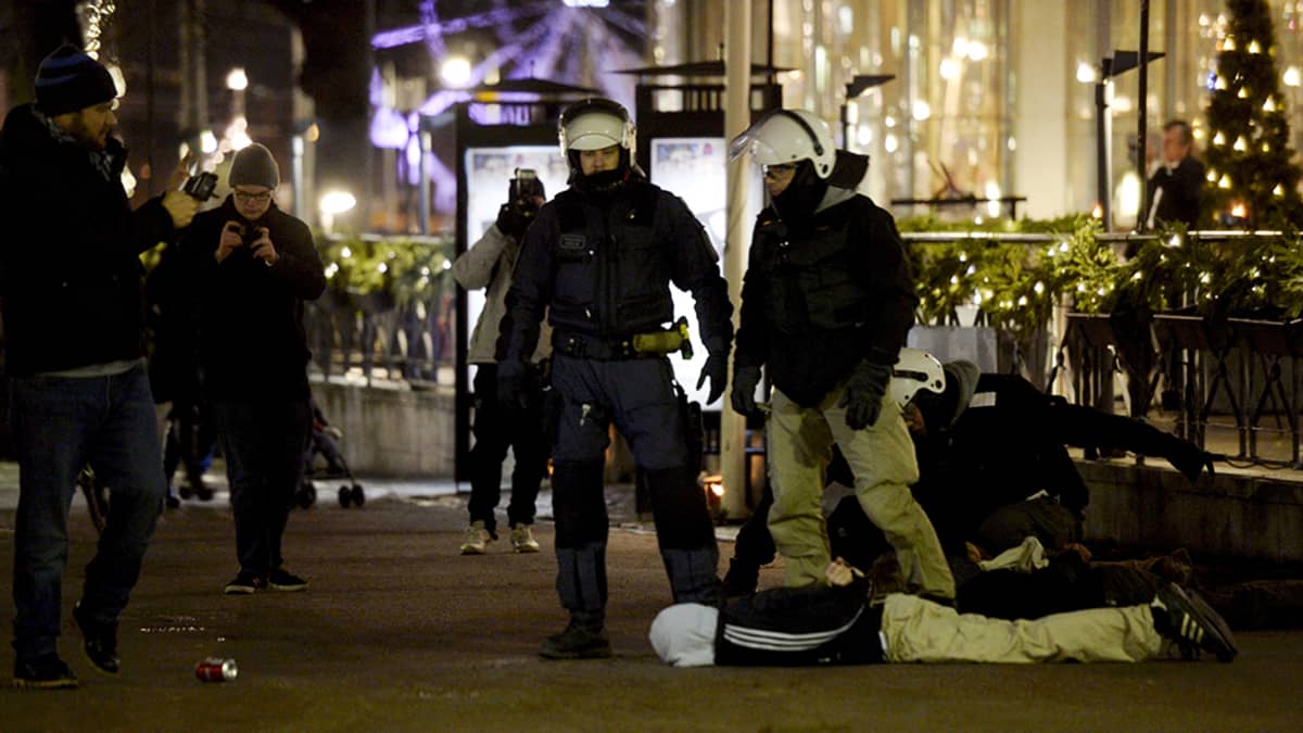 Poliisit ottivat kiinni Luokkaretki lähiöstä linnaan -mielenosoittajan Helsingissä itsenäisyyspäivänä 6.12.2014.