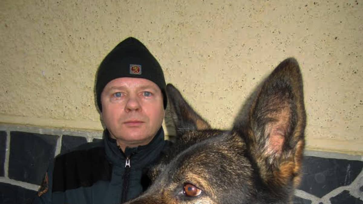 Ylirajavartija Arvo Moilanen ja saksanpaimenkoira Ara on suorittanut erittäin ansioituneesti tehtävän ihmisen pelastuksessa.