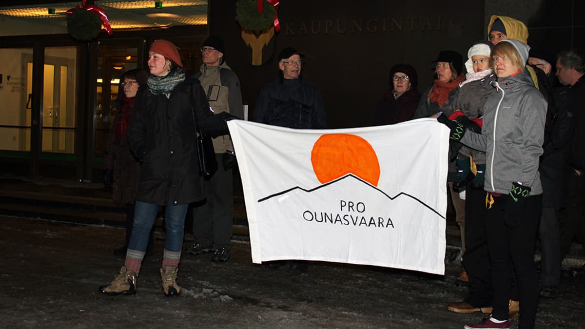 Pro Ounasvaara -mielenilmaus Rovaniemen kaupungintalon edustalla