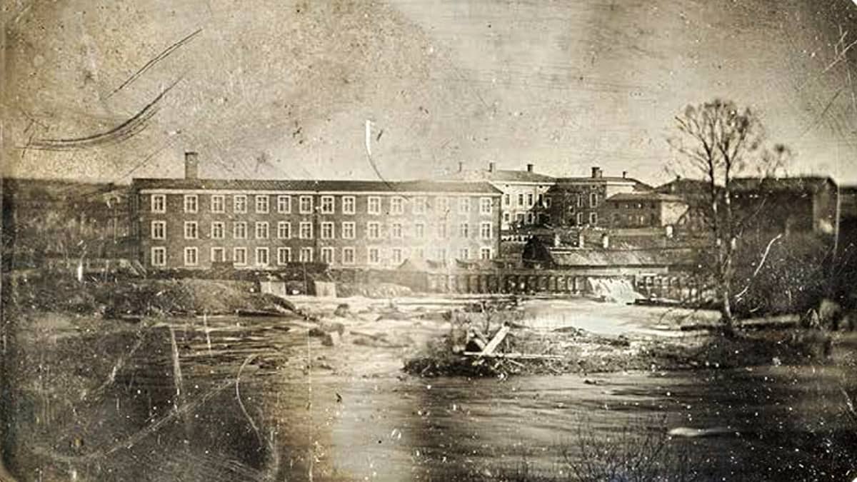 Vuonna 1847 otettu daguerrotyyppi esittää Tampereen koskimaisemassa sijainnutta Frenckellin paperitehdasta.