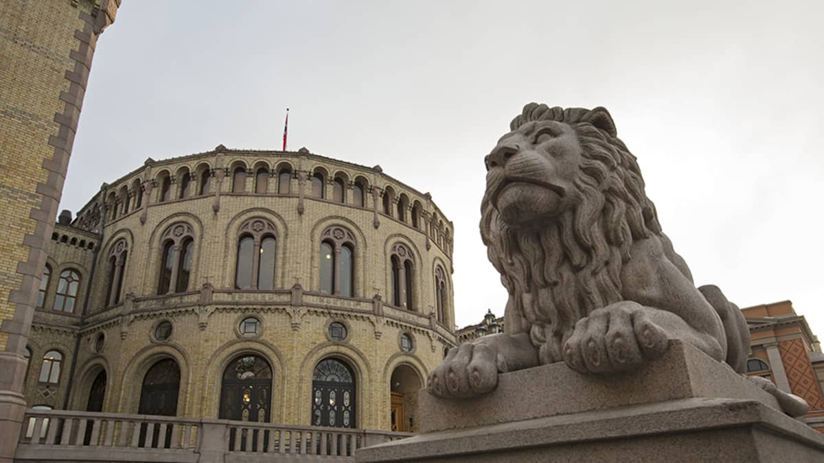 Leijonapatsas vartioi Norjan parlamenttirakennuksen ulkopuolella.