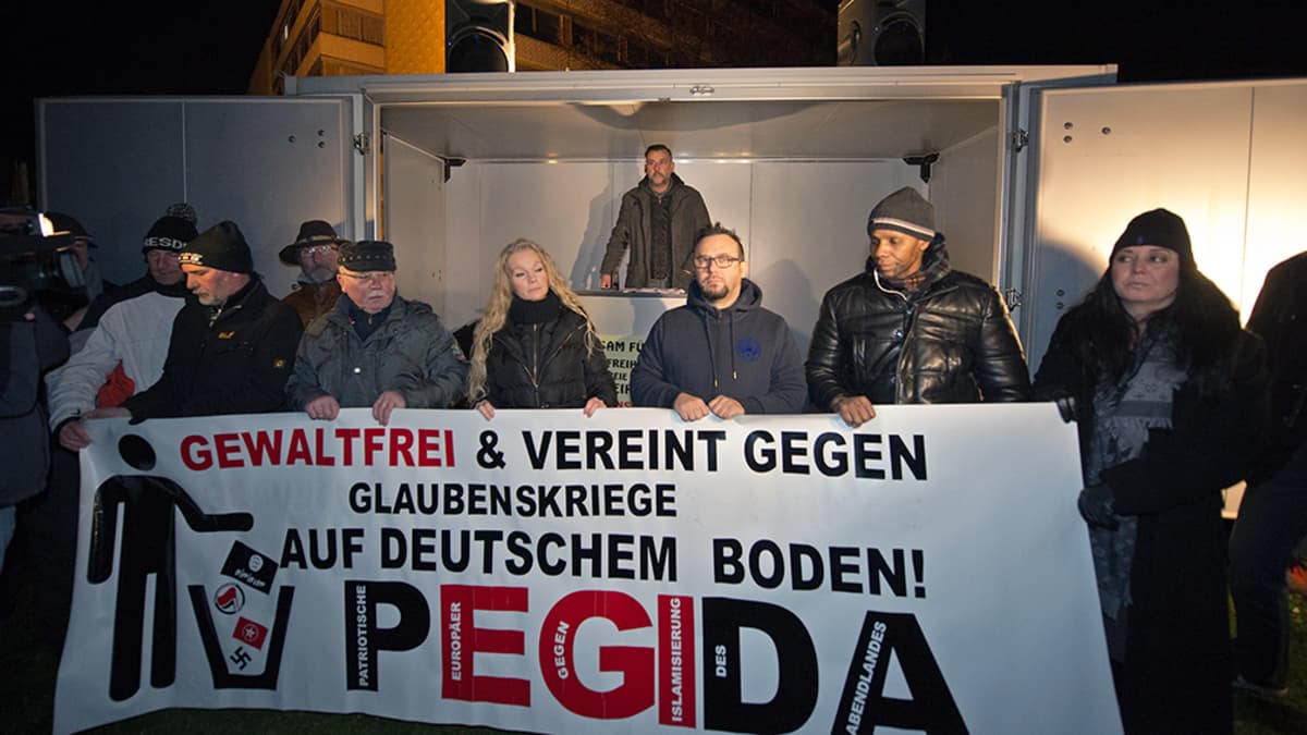 Pedigan johtaja Lutz Bachmann (takana) piti puhetta mielenosoituksen aikana Dresdenissä 8. joulukuuta.