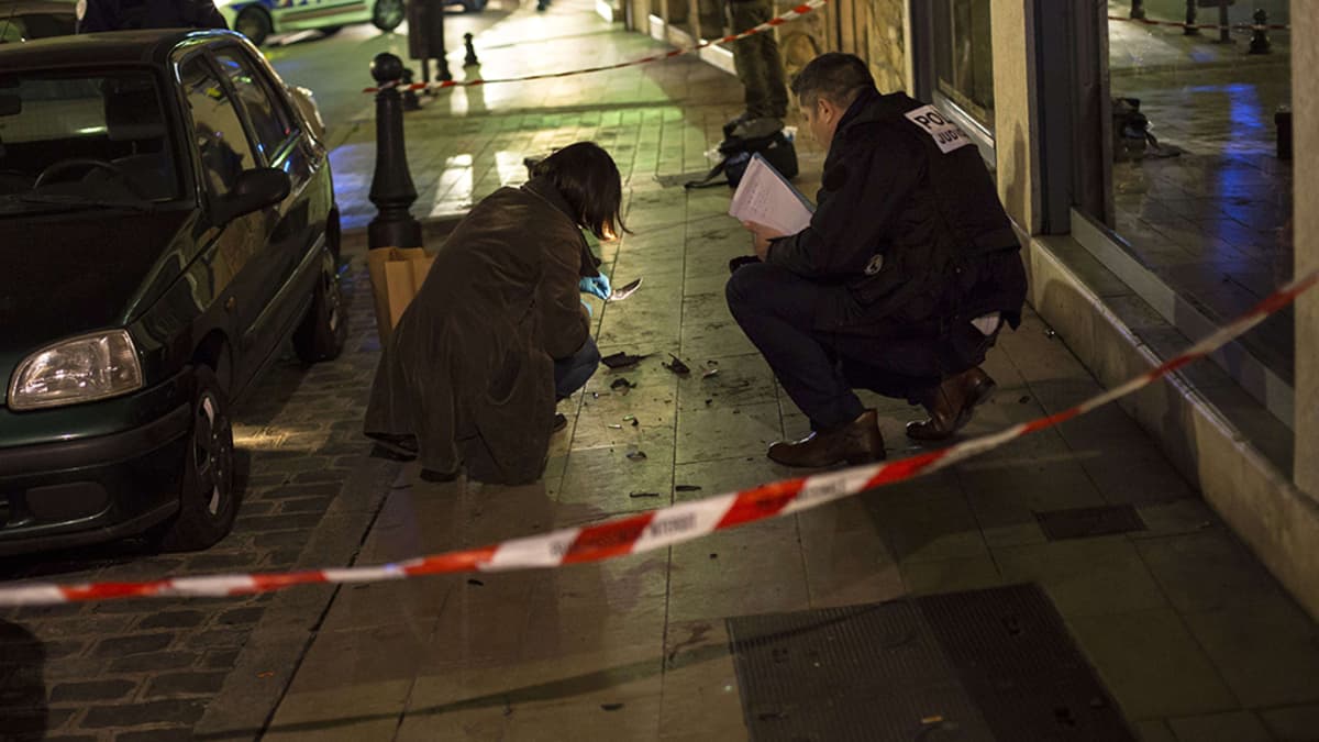 Poliisi keräsi todistusaineistoa turmapaikalta Dijonissa sunnuntaina.