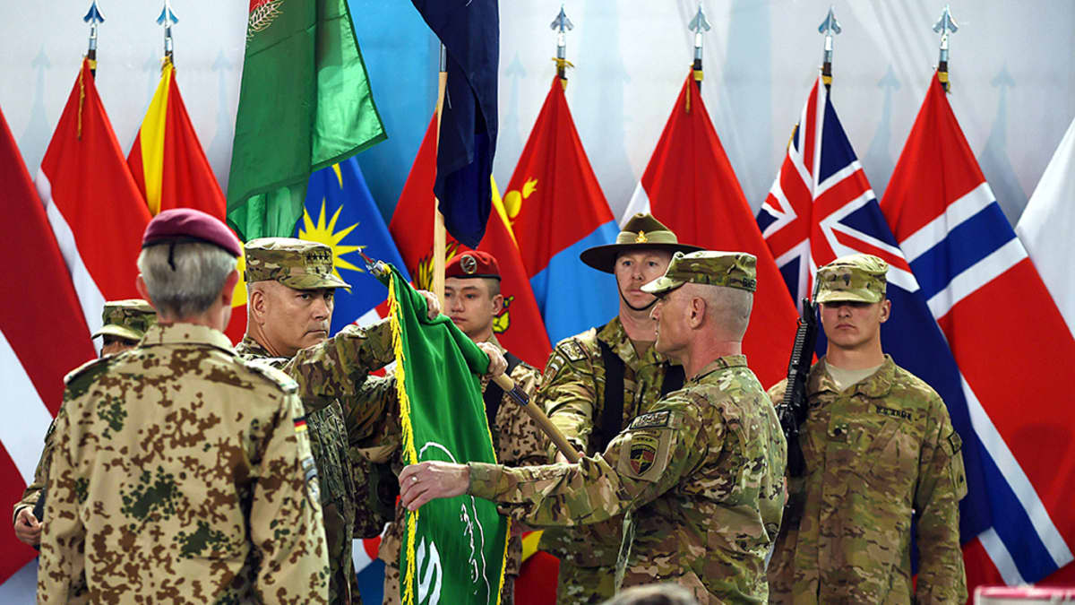 Yhdysvaltalainen kenraali, Isaf-joukkojen komentaja, John Campbell osallistui Isaf-operaation päätöstilaisuuteen 28. joulukuuta Kabulissa. 