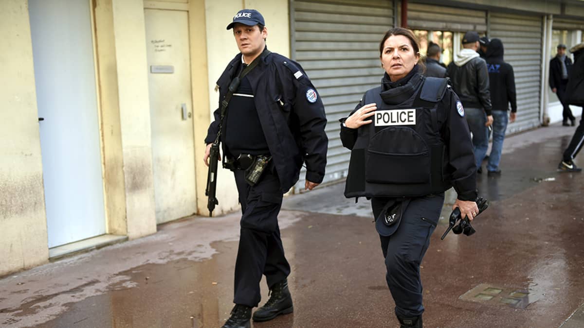 Aseistetut poliisit vartioivat juutalaisen ruokakaupan lähettyvillä Saint Mandessa, lähellä Porte de Vincennesin aluetta itäisessä Pariisissa perjantaina 9. tammikuuta.