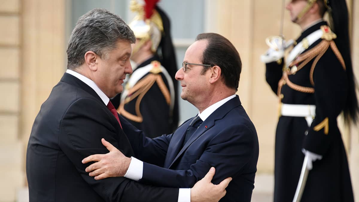 Ranskan presidentti Francois Hollande (oikealla) toivotti Ukrainan presidentin Petro Porošenkon tervetulleeksi Pariisin rauhanmarssille.