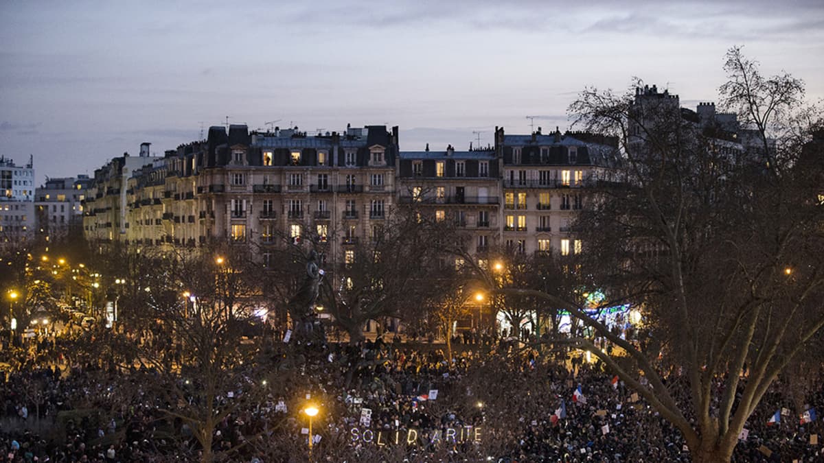 Pariisin rauhanmarssin osallistujia Place de la Nationilla.