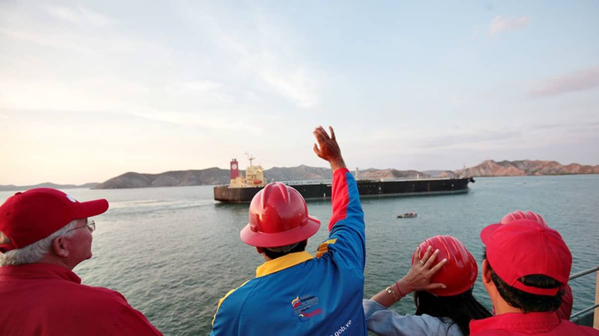 Venezuelan presidentti Nicholas Maduro seuraa öljytankkerin lähtöä Guaraguaon satamasta.