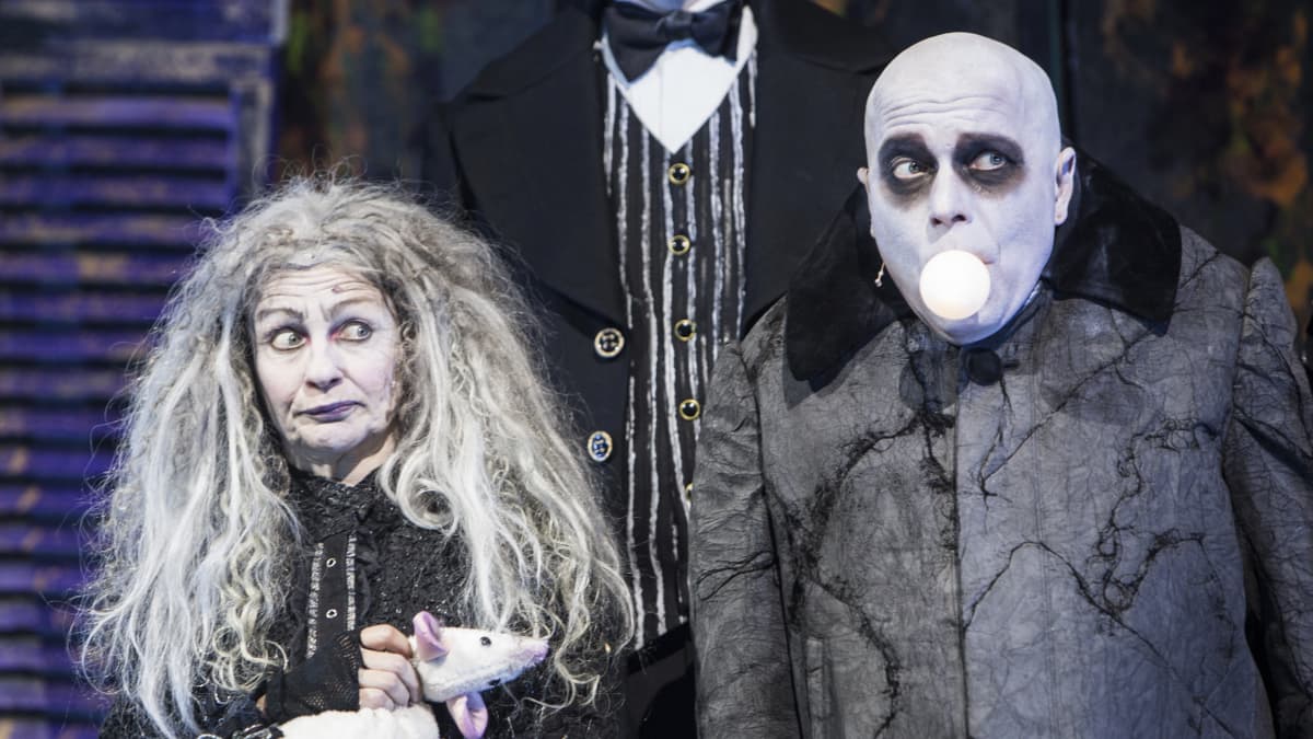 Addams Family on musikaalikomedia. Kuvassa Anneli Niskanen ja Aki Louhela. 
