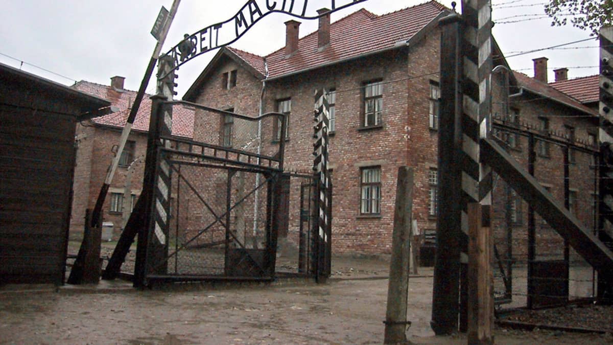 Auschwitz-Birkenaun pääportti.