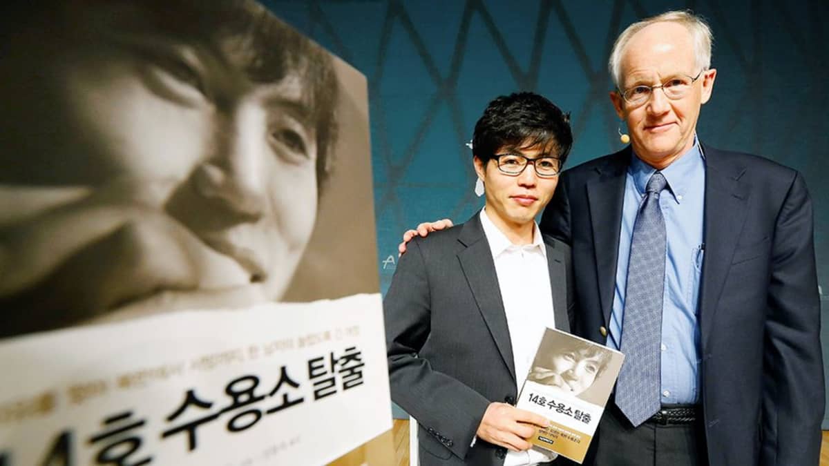 Shin Dong-hyuk ja Blaine Harden esittelevät Leiri 14 -kirjaa Etelä-Koreassa.