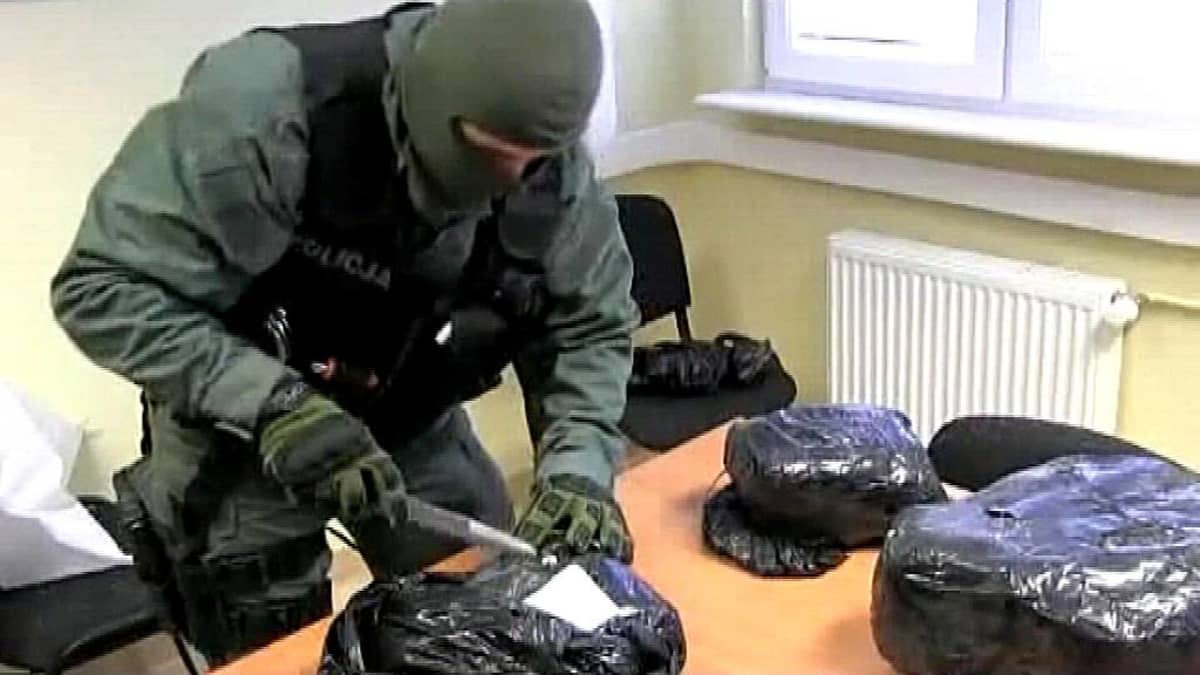 Puolan poliisi takavarikoi Suomeen tarkoitetun huumelastin. 