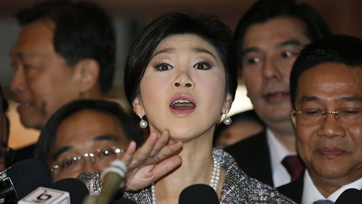 Thaimaan entinen pääministeri Yinglunck Shinawatra puhui medialle saapuessaan parlamentin kuulemiseen Bangkokissa torstaina 22. tammikuuta
