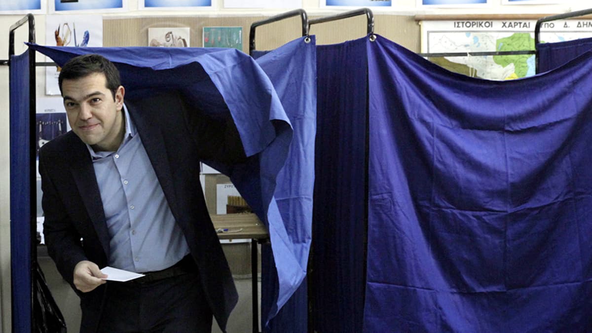 Alexis Tsipras äänestämässä.