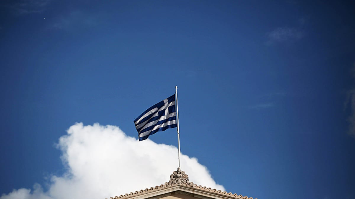 Kreikan lippu liehuu maan parlamentin katolla 25. tammikuuta.