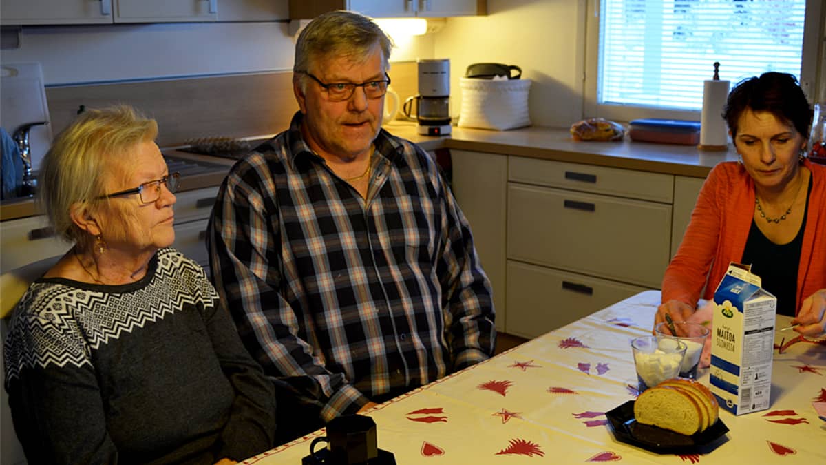 Perhehoidossa oleva Sinikka Bergman istuu Mauri ja Taina Materon kahvipöydässä.
