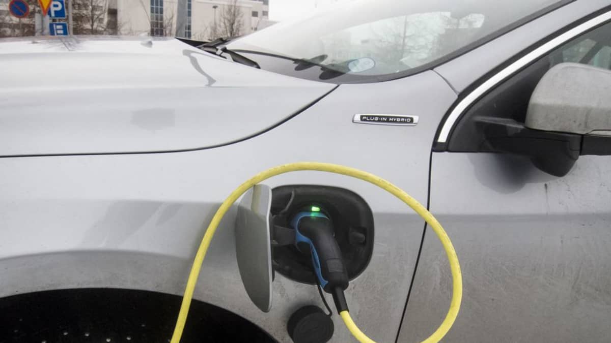 Auto hybridi sähköauto lataus latauspiste.
